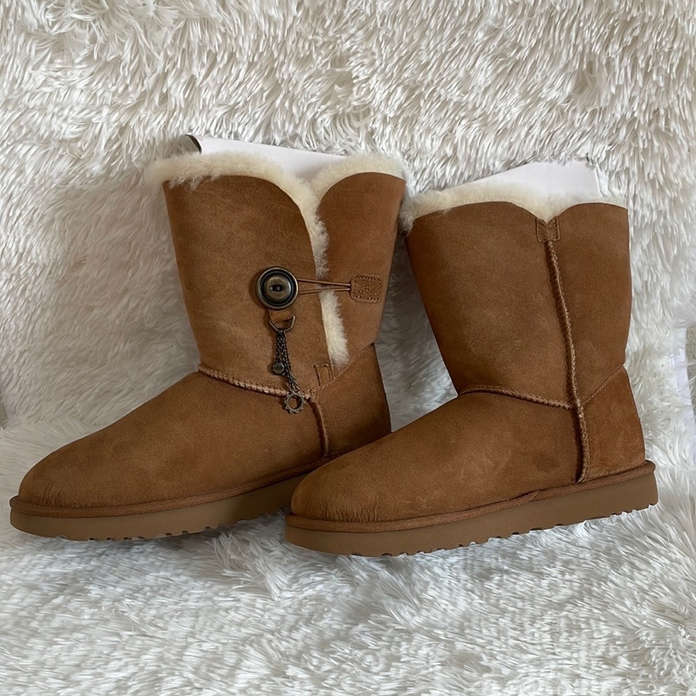UGG Pure Classic Short boot with Azalea charm 1103129 size 9 womens NEW in Box - Picture 4 of 9
